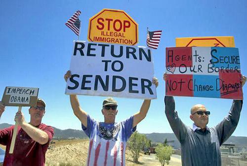 Anti-immigrant bigots protest detainees in Murrieta, Calif.