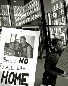 Erica Bledsoe rallies against the eviction of her family from their Rogers Park apartment