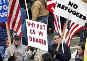 Islamophobic bigots protest outside the White House against Syrian refugees