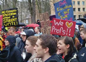 PSU students and faculty rally before the faculty's strike vote